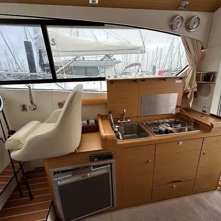 Bateau Nuit Insolite ספינת מלון לה רושל