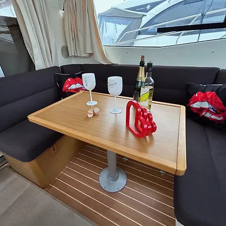 Bateau Nuit Insolite ספינת מלון לה רושל