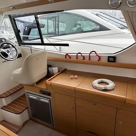 Bateau Nuit Insolite ספינת מלון לה רושל